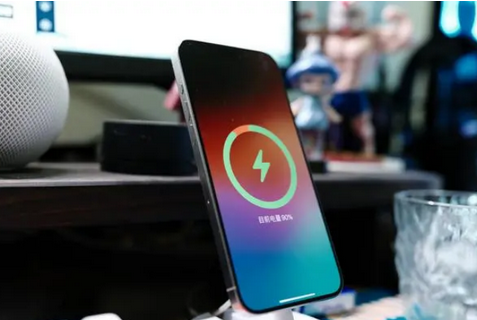 鲁山苹果15换屏服务分享用什么充电器给iPhone15充电更好 